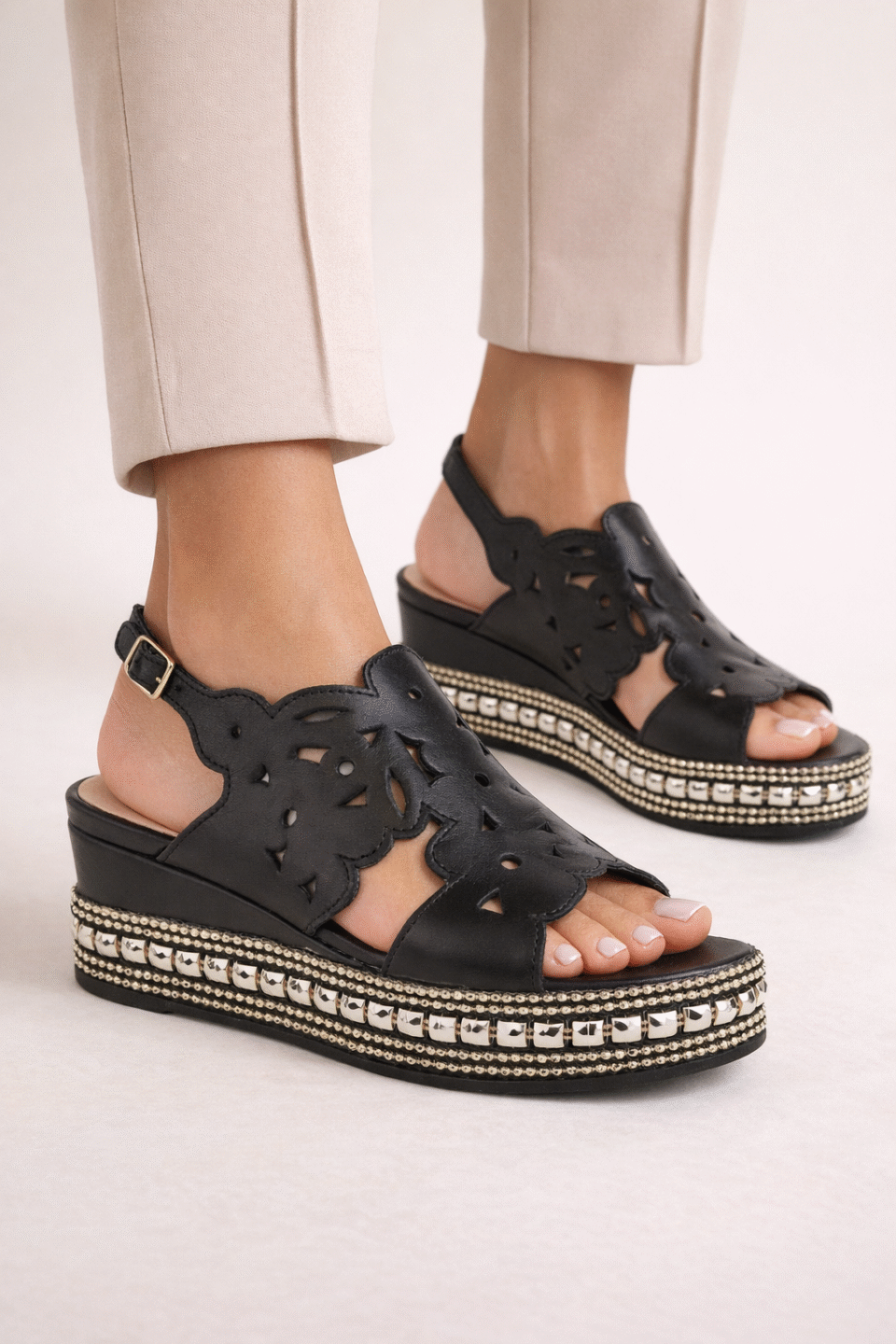 Sandały skórzane czarne na platformie złotej Libero 1035-8