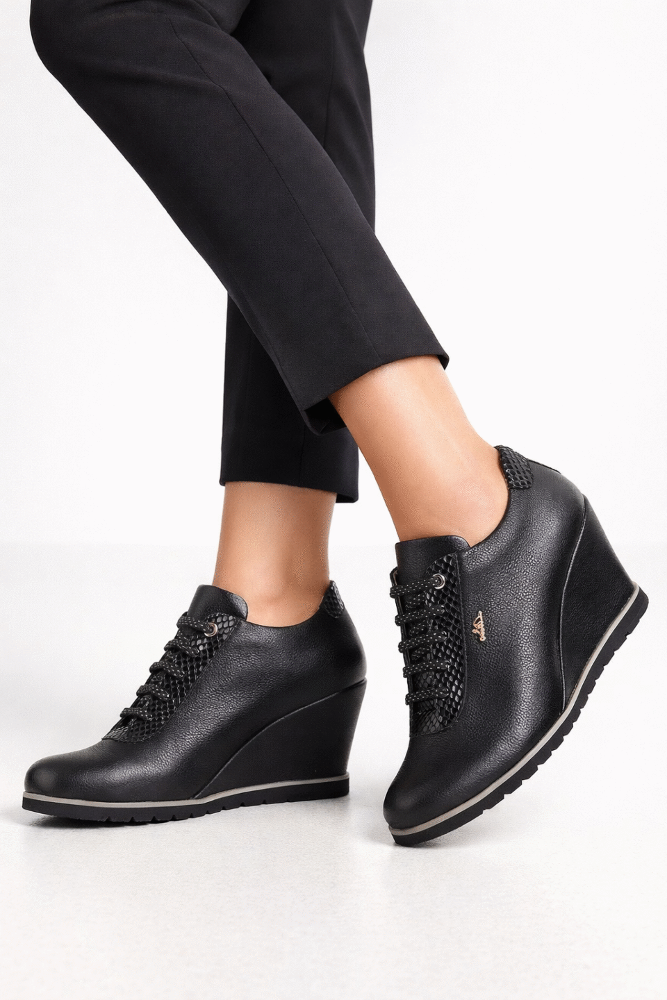 Sneakersy skórzane czarne na koturnie Libero 2030 450/148