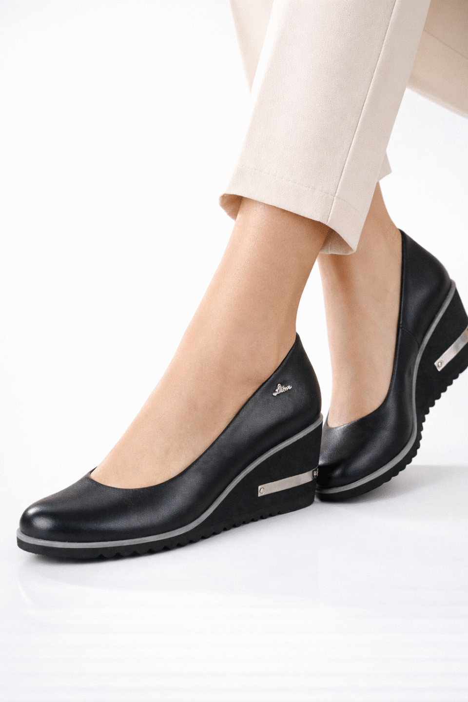 Czółenka skórzane czarne na koturnie Libero 2440 8