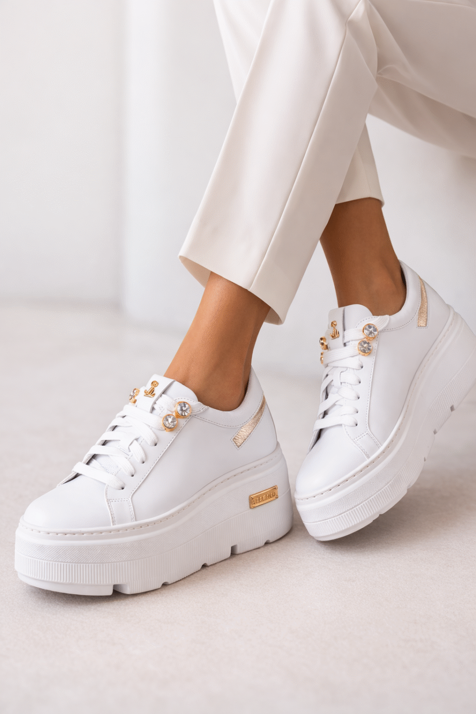 Białe sneakersy skórzane na platformie Libero 5055-10-111